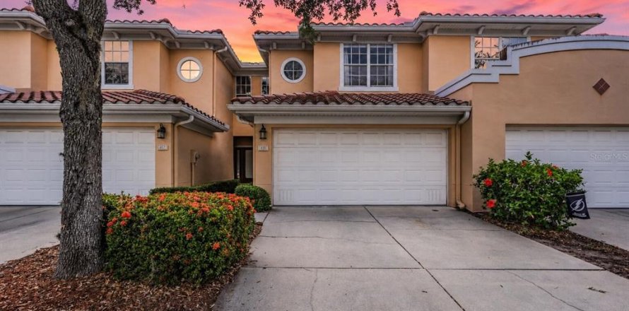 Townhouse in Saint Petersburg, Florida 3 bedrooms, 184.88 sq.m. № 2126721