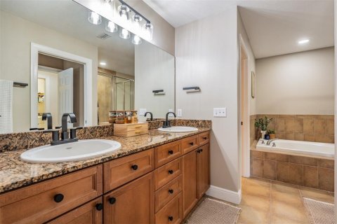 Townhouse in Saint Petersburg, Florida 3 bedrooms, 184.88 sq.m. № 2126721 - photo 23