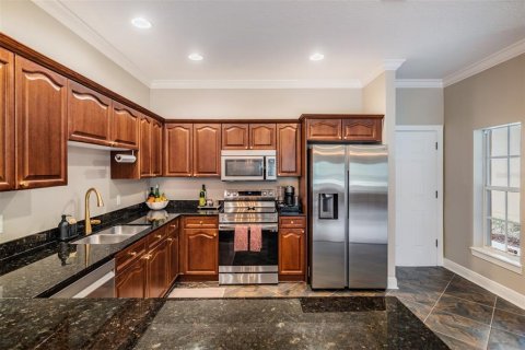 Townhouse in Saint Petersburg, Florida 3 bedrooms, 184.88 sq.m. № 2126721 - photo 14