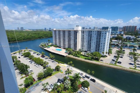Condo in Sunny Isles Beach, Florida, 1 bedroom  № 1809594 - photo 3