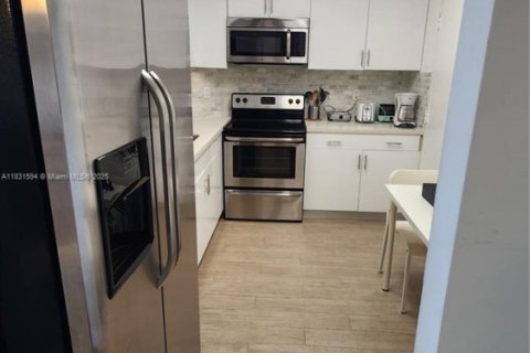 Condo in Sunny Isles Beach, Florida, 1 bedroom  № 1809594 - photo 17