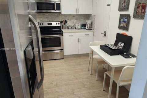 Condo in Sunny Isles Beach, Florida, 1 bedroom  № 1809594 - photo 16