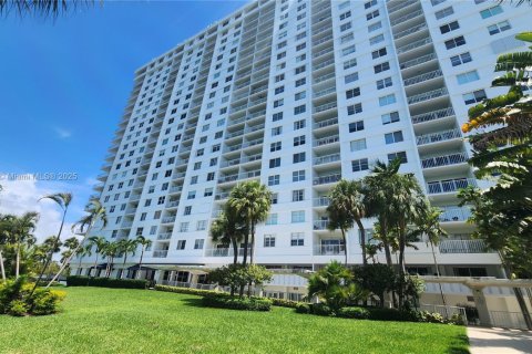 Condo in Sunny Isles Beach, Florida, 1 bedroom  № 1809594 - photo 2