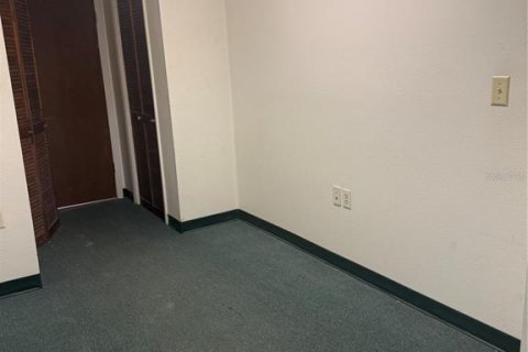 Immobilier commercial à louer à New Port Richey, Floride: 94.02 m2 № 2429386 - photo 8