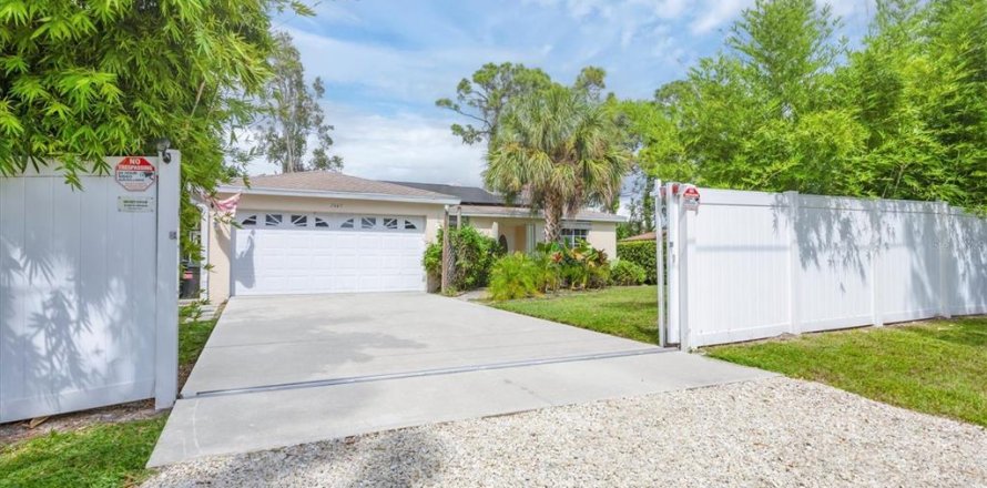 House in Sarasota, Florida 3 bedrooms, 116.41 sq.m. № 2150716