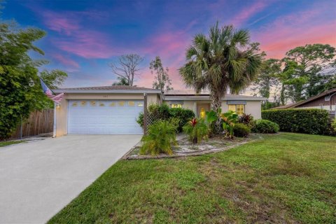 House in Sarasota, Florida 3 bedrooms, 116.41 sq.m. № 2150716 - photo 2