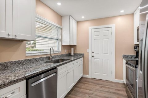 Villa ou maison à vendre à Sarasota, Floride: 3 chambres, 112.41 m2 № 2399243 - photo 12