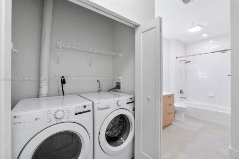 Condo in Miami, Florida, 1 bedroom  № 1745842 - photo 17