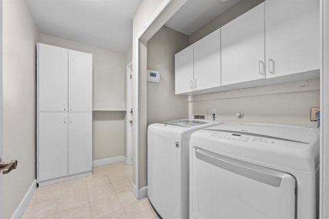 House in Palm Beach Gardens, Florida 4 bedrooms, 224.82 sq.m. № 2250421 - photo 24