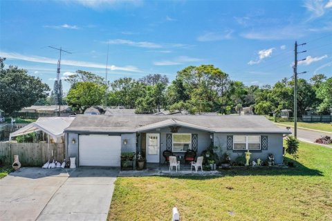 House in New Port Richey, Florida 2 bedrooms, 90.86 sq.m. № 1735591 - photo 1