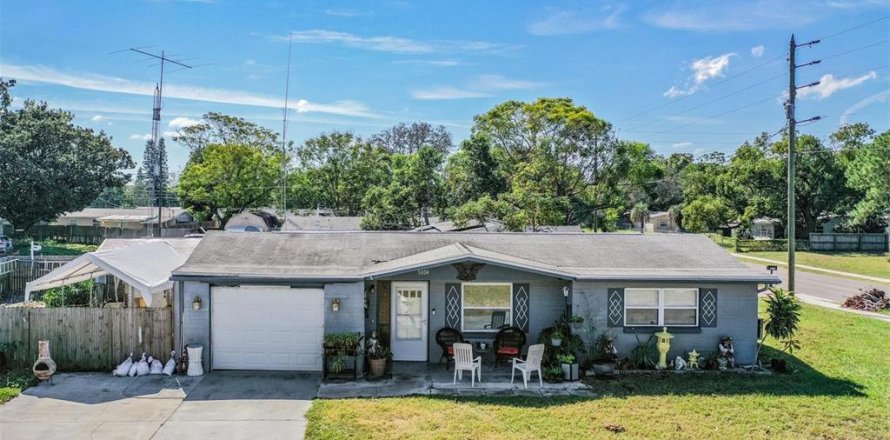 House in New Port Richey, Florida 2 bedrooms, 90.86 sq.m. № 1735591