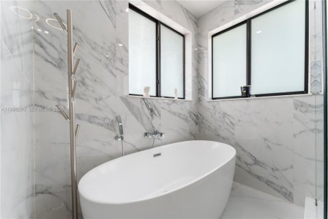 Купить виллу или дом в Майами-Лейкс, Флорида 5 спален, 240.99м2, № 2047779 - фото 19