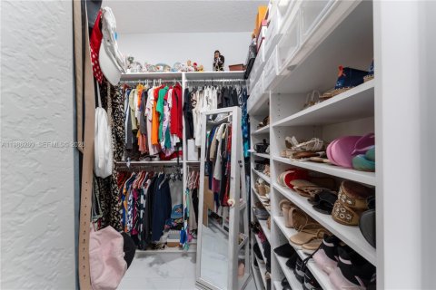 Купить виллу или дом в Майами-Лейкс, Флорида 5 спален, 240.99м2, № 2047779 - фото 15