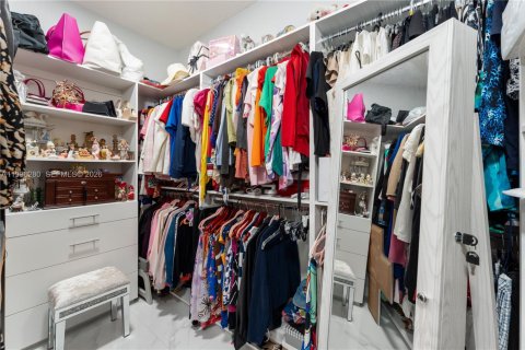 Купить виллу или дом в Майами-Лейкс, Флорида 5 спален, 240.99м2, № 2047779 - фото 14