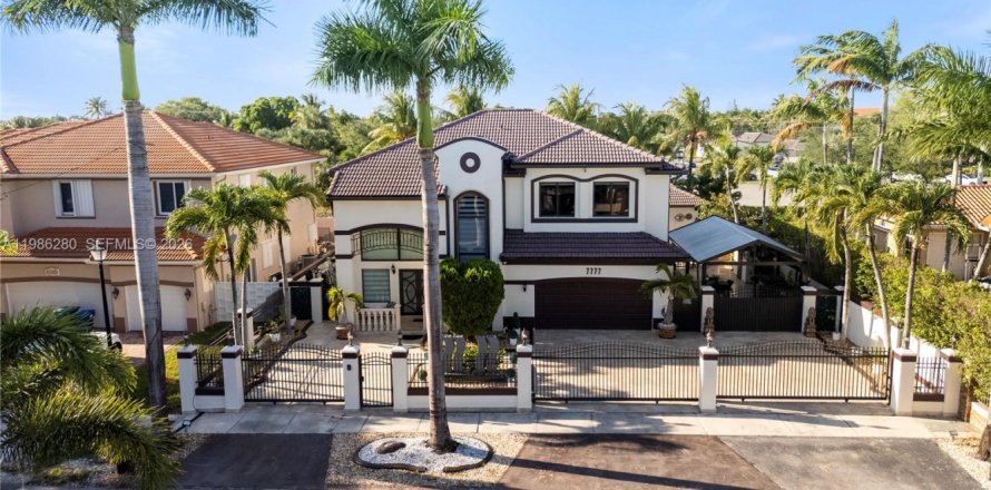 Дом в Майами-Лейкс, Флорида 5 спален, 240.99м2 № 2047779