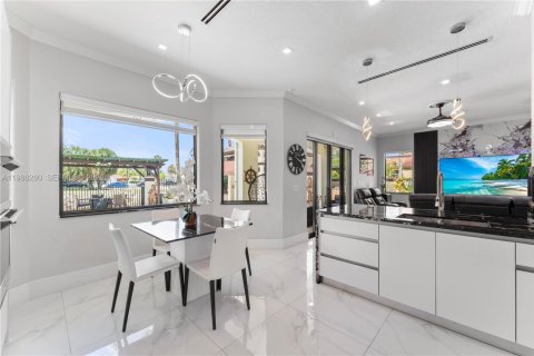 Купить виллу или дом в Майами-Лейкс, Флорида 5 спален, 240.99м2, № 2047779 - фото 30