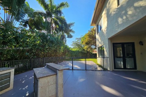 House in Cutler Bay, Florida 5 bedrooms, 369.94 sq.m. № 2027237 - photo 13