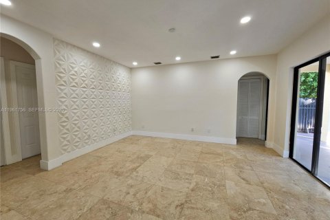 House in Cutler Bay, Florida 5 bedrooms, 369.94 sq.m. № 2027237 - photo 11