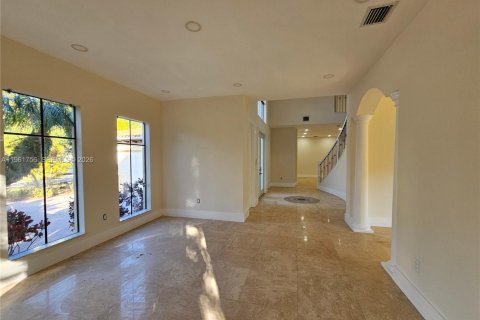 House in Cutler Bay, Florida 5 bedrooms, 369.94 sq.m. № 2027237 - photo 23