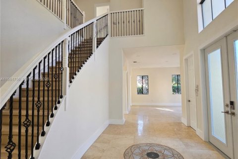 House in Cutler Bay, Florida 5 bedrooms, 369.94 sq.m. № 2027237 - photo 8