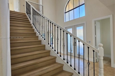 House in Cutler Bay, Florida 5 bedrooms, 369.94 sq.m. № 2027237 - photo 9