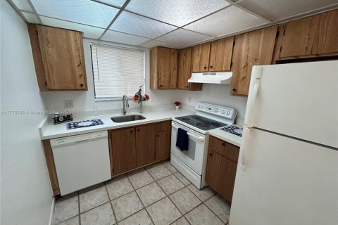 Condo in Pompano Beach, Florida, 2 bedrooms  № 1693267 - photo 9