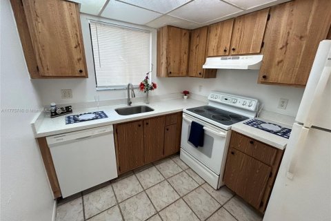 Condo in Pompano Beach, Florida, 2 bedrooms  № 1693267 - photo 1
