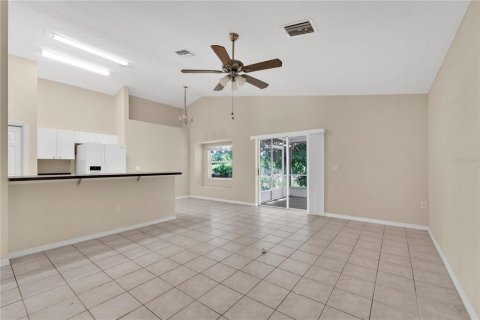 House in Land O' Lakes, Florida 4 bedrooms, 137.12 sq.m. № 1760593 - photo 5