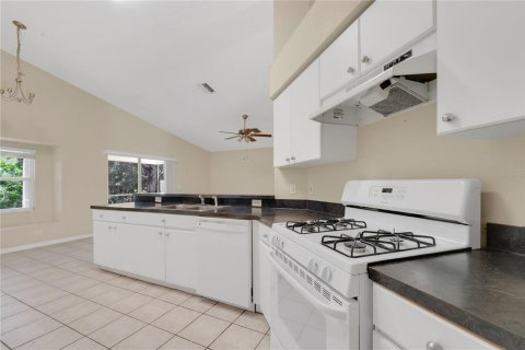 House in Land O' Lakes, Florida 4 bedrooms, 137.12 sq.m. № 1760593 - photo 10