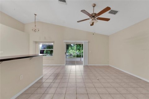 House in Land O' Lakes, Florida 4 bedrooms, 137.12 sq.m. № 1760593 - photo 4