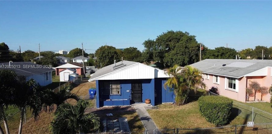 House in Miami, Florida 4 bedrooms, 130.06 sq.m. № 2257385