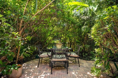 House in Pinecrest, Florida 4 bedrooms, 293.85 sq.m. № 1953677 - photo 18