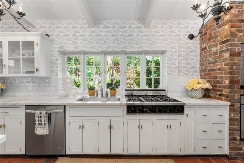 House in Pinecrest, Florida 4 bedrooms, 293.85 sq.m. № 1953677 - photo 11