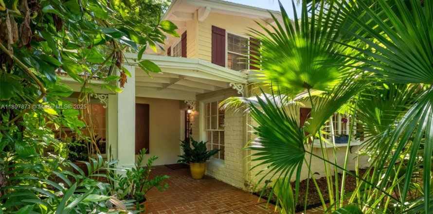 House in Pinecrest, Florida 4 bedrooms, 293.85 sq.m. № 1953677