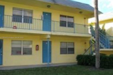 Condo in Lauderhill, Florida, 1 bedroom  № 1943908 - photo 1