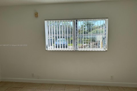 Condo in Lauderhill, Florida, 1 bedroom  № 1943908 - photo 9