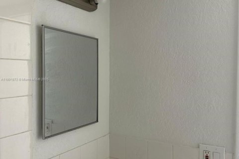 Condo in Lauderhill, Florida, 1 bedroom  № 1943908 - photo 10