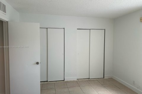 Condo in Lauderhill, Florida, 1 bedroom  № 1943908 - photo 11