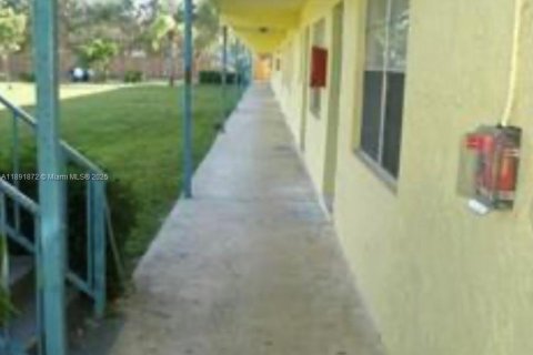 Condo in Lauderhill, Florida, 1 bedroom  № 1943908 - photo 2