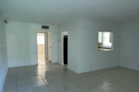 Condo in Lauderhill, Florida, 1 bedroom  № 1943908 - photo 5