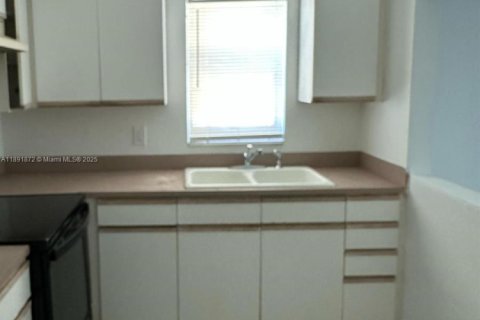 Condo in Lauderhill, Florida, 1 bedroom  № 1943908 - photo 4