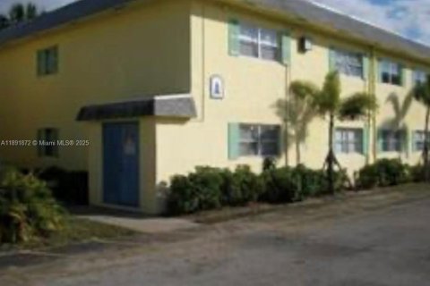Condo in Lauderhill, Florida, 1 bedroom  № 1943908 - photo 12