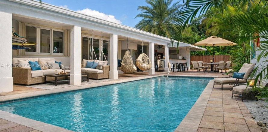 Casa en Miami, Florida 6 dormitorios, 301.75 m2 № 2048867