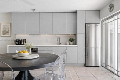 Casa en alquiler en Miami, Florida, 6 dormitorios, 301.75 m2 № 2048867 - foto 5