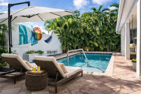 Casa en alquiler en Miami, Florida, 6 dormitorios, 301.75 m2 № 2048867 - foto 2