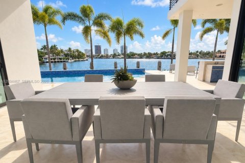 House in Pompano Beach, Florida 5 bedrooms, 578.78 sq.m. № 2392613 - photo 25