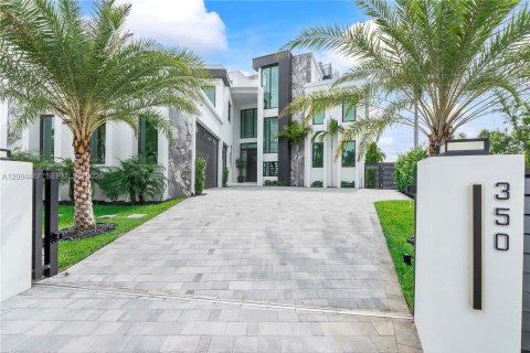 House in Pompano Beach, Florida 5 bedrooms, 578.78 sq.m. № 2392613