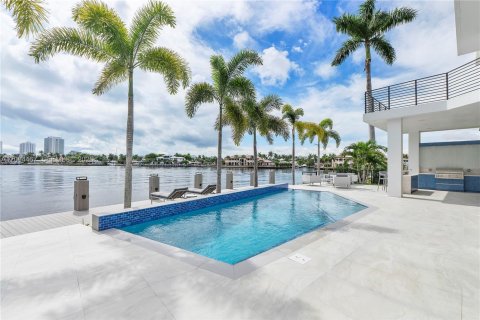 House in Pompano Beach, Florida 5 bedrooms, 578.78 sq.m. № 2392613 - photo 13