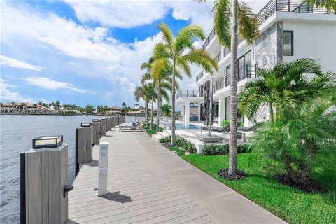 House in Pompano Beach, Florida 5 bedrooms, 578.78 sq.m. № 2392613 - photo 19