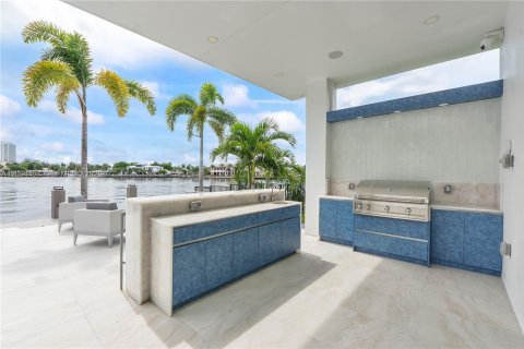 House in Pompano Beach, Florida 5 bedrooms, 578.78 sq.m. № 2392613 - photo 18